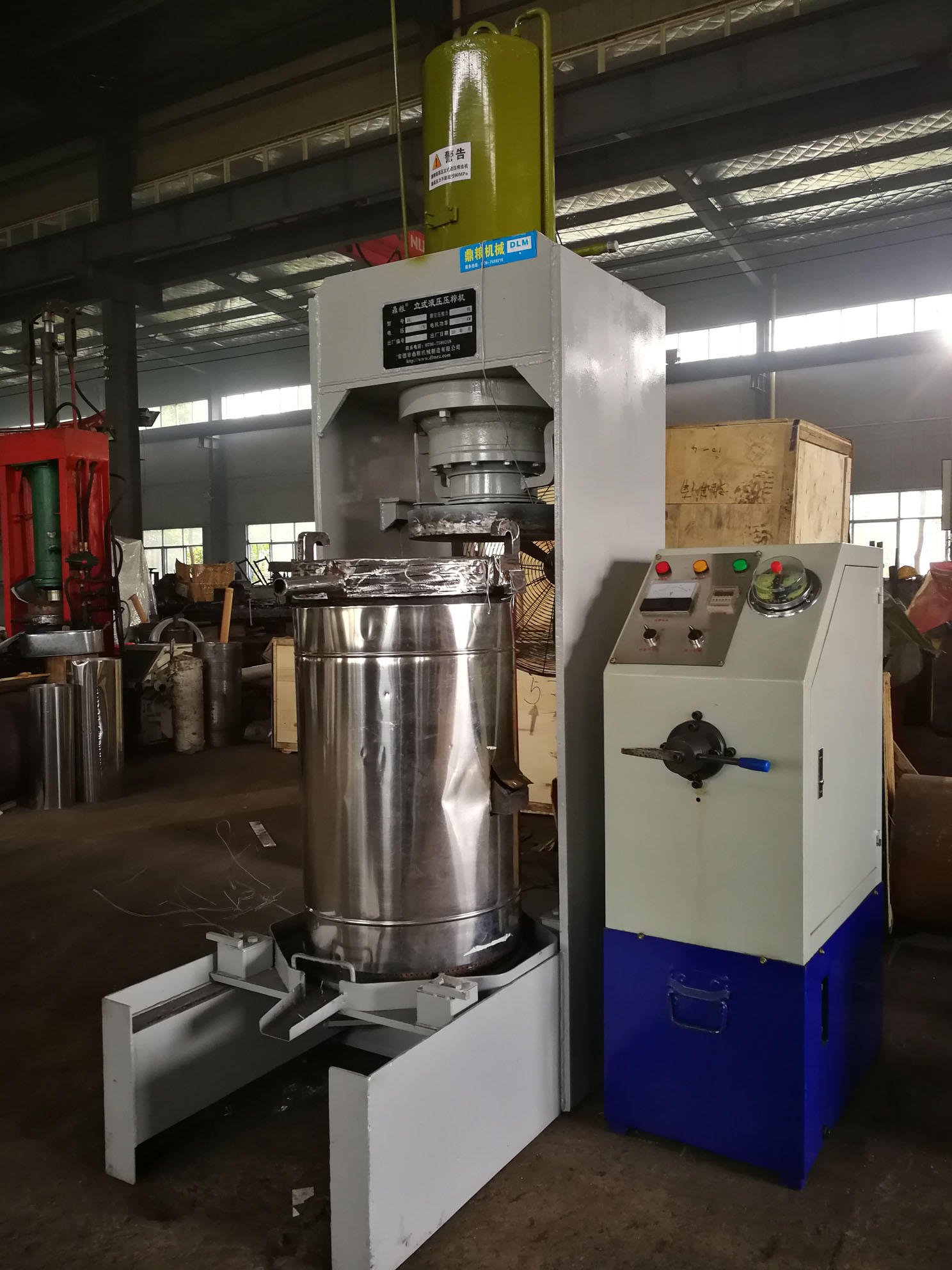 不銹鋼超高壓立式液壓壓榨機(jī)，果汁壓榨機(jī)，果渣壓榨機(jī)，藥材壓榨，油渣處理，白土壓榨